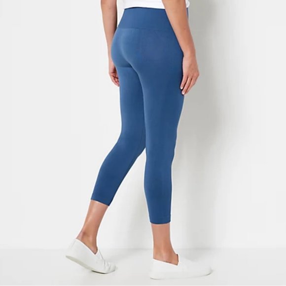 Breezies Tummy Smoothing Seamless 3/4 Cropped Leggings. 14921 - Picture 2 of 3